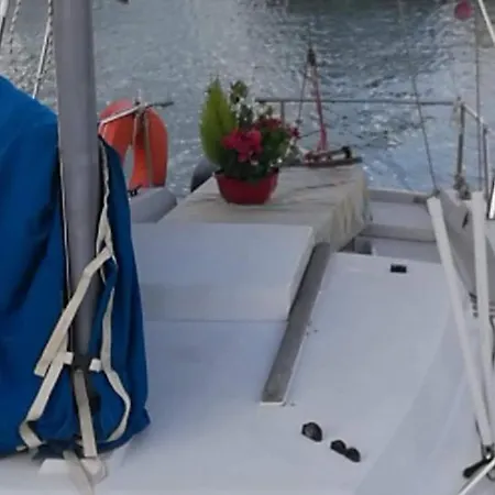 Jolis Voiliers De 6m Pour Experience Insolite Sur Port Et Port Santa Lucia St Raphael * Fréjus