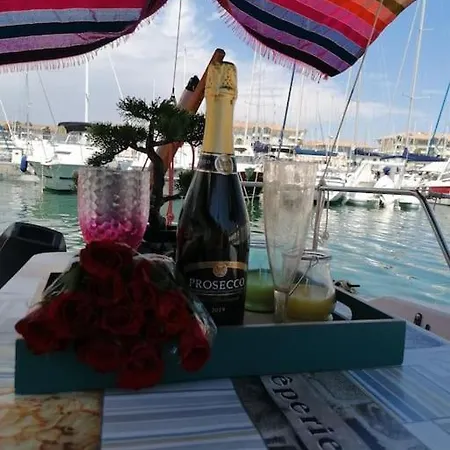 Πλωτό κατάλυμα Jolis Voiliers De 6m Pour Experience Insolite Sur Port Et Port Santa Lucia St Raphael *