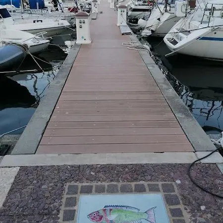 Jolis Voiliers De 6m Pour Experience Insolite Sur Port Et Port Santa Lucia St Raphael *
